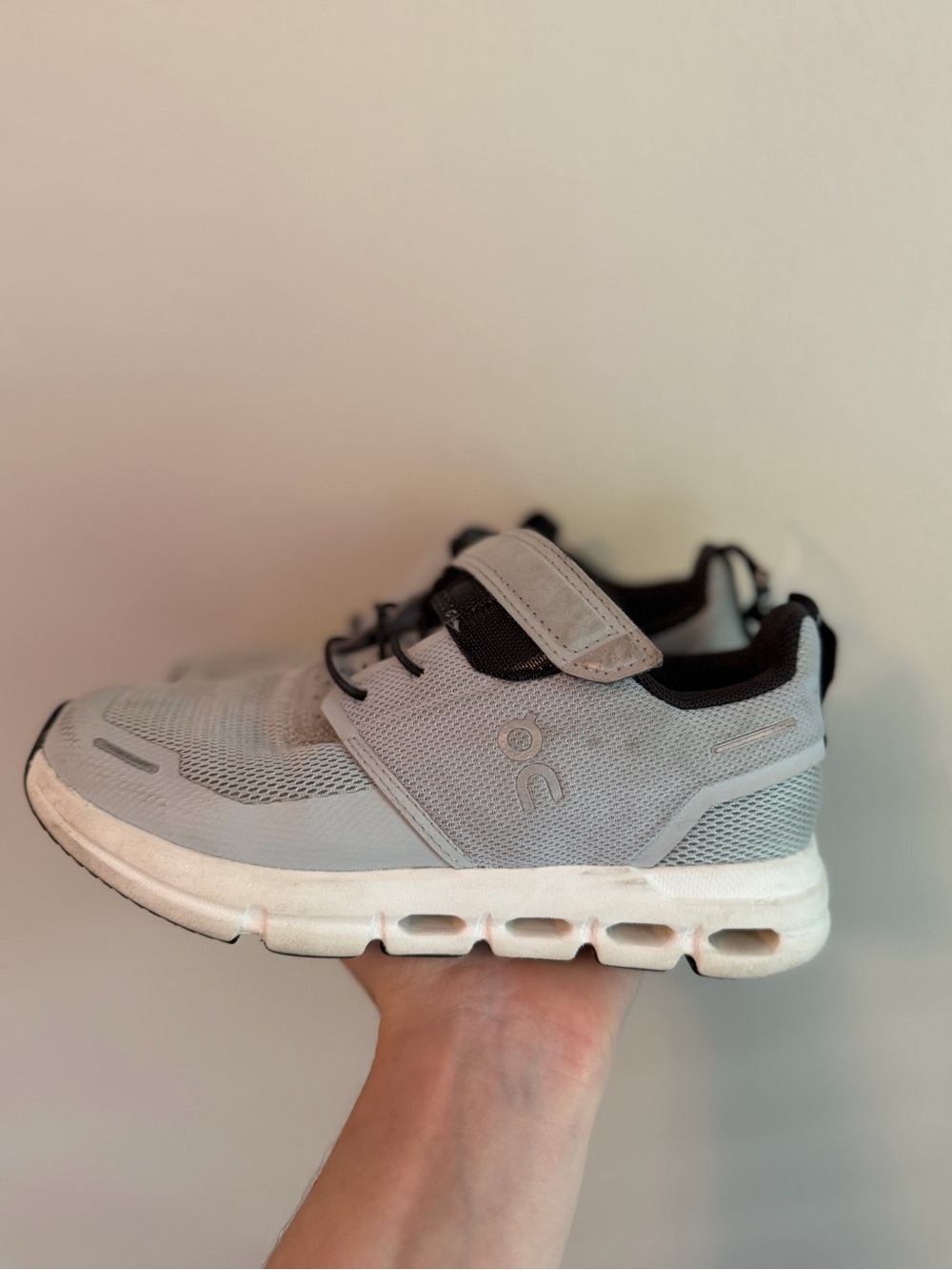 On Running Kids Cloud Sneaker in Light Gray and Black